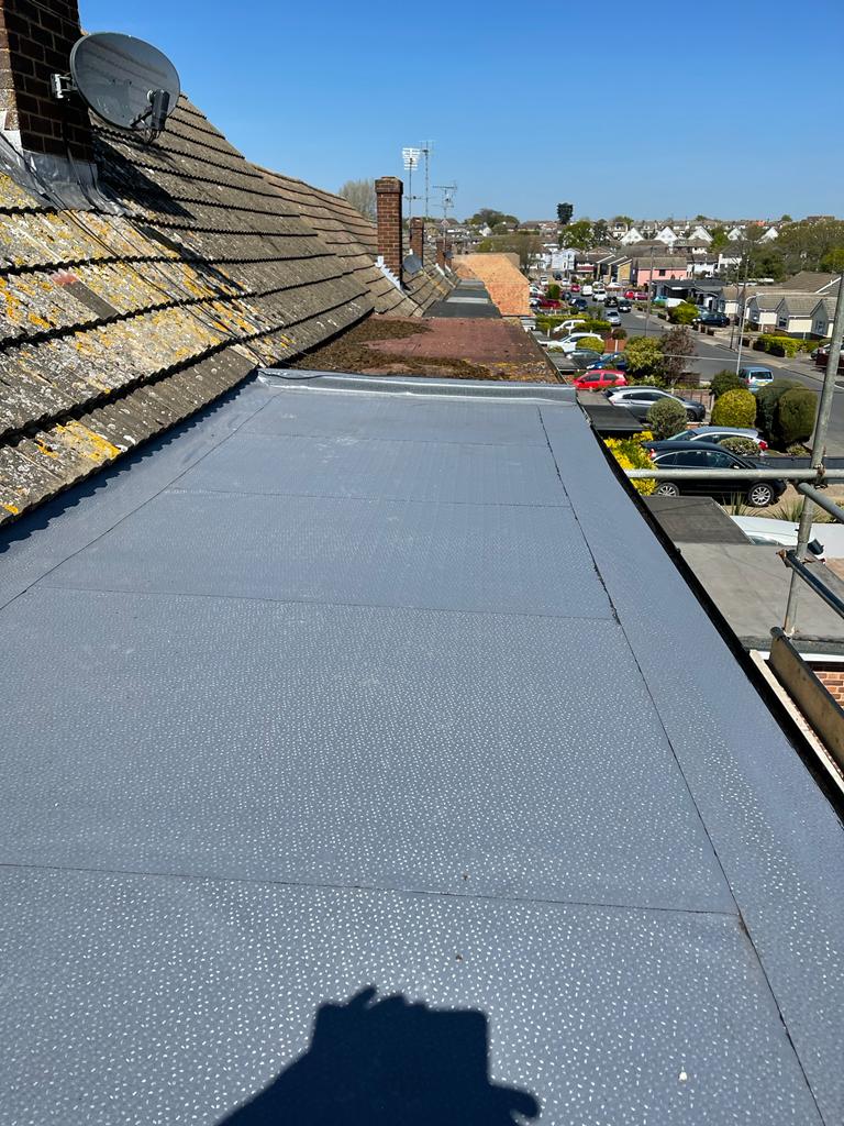 Single-ply membrane flat roofing system